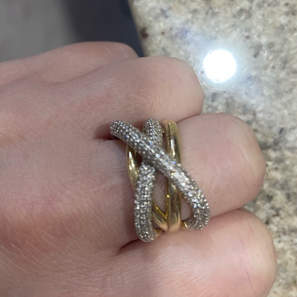 14k beautiful solid yellow gold ring with zircon stones.Perfect condition.6-7 gr
